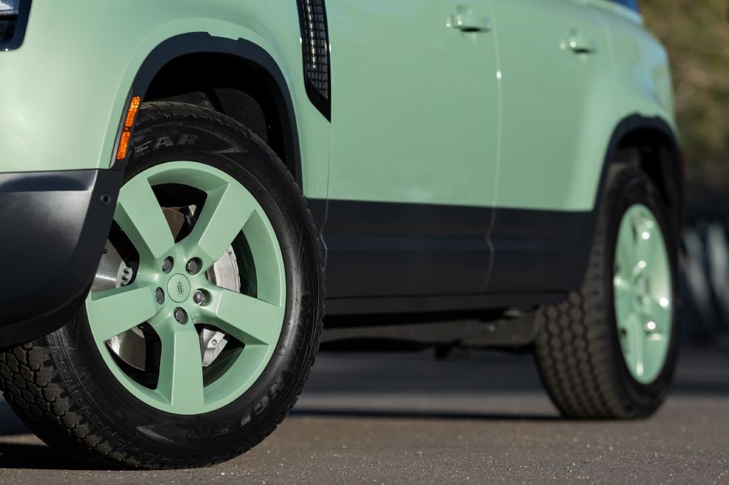 2023 Land Rover Defender Image 4