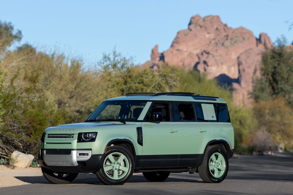 2023 Land Rover Defender Image 7