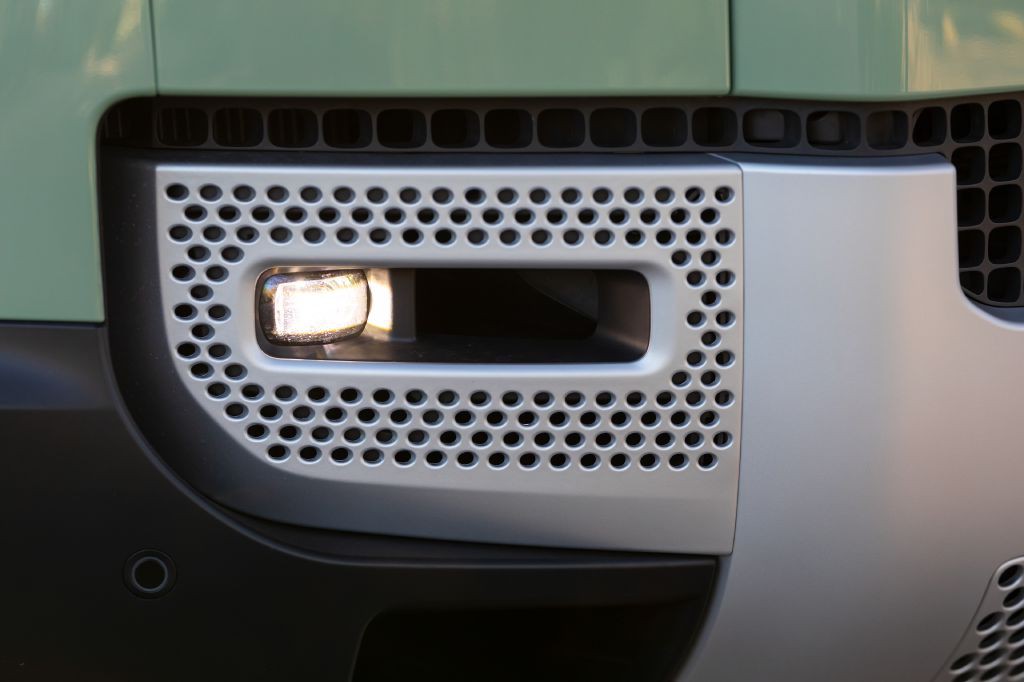 2023 Land Rover Defender Image 9