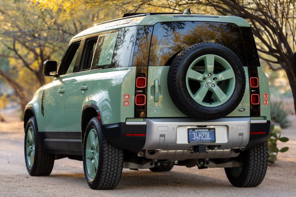2023 Land Rover Defender Image 15