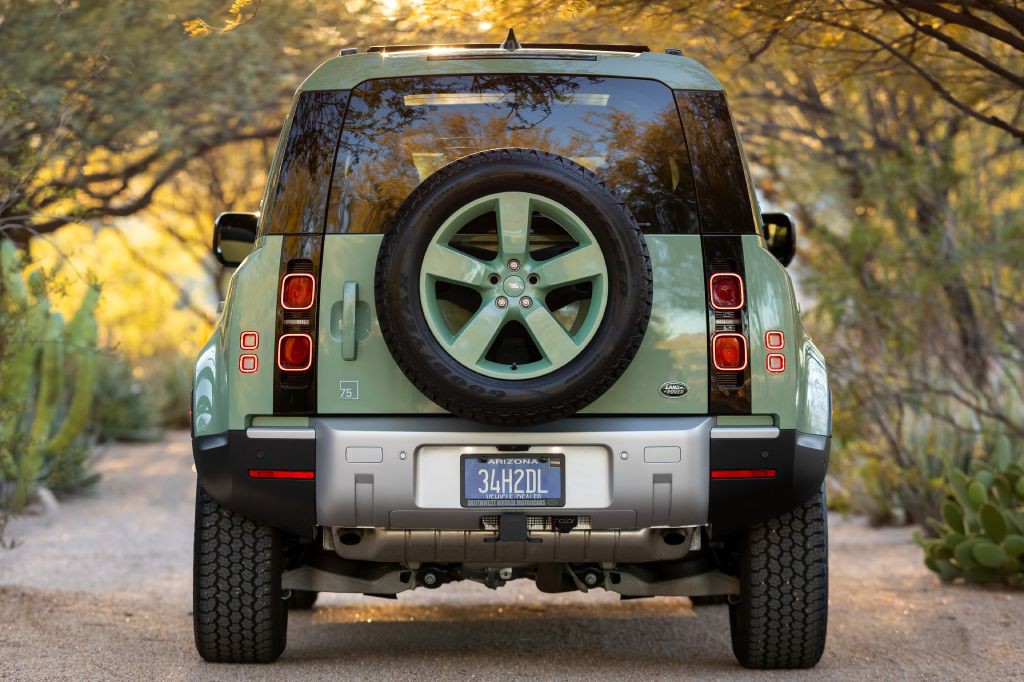 2023 Land Rover Defender Image 17