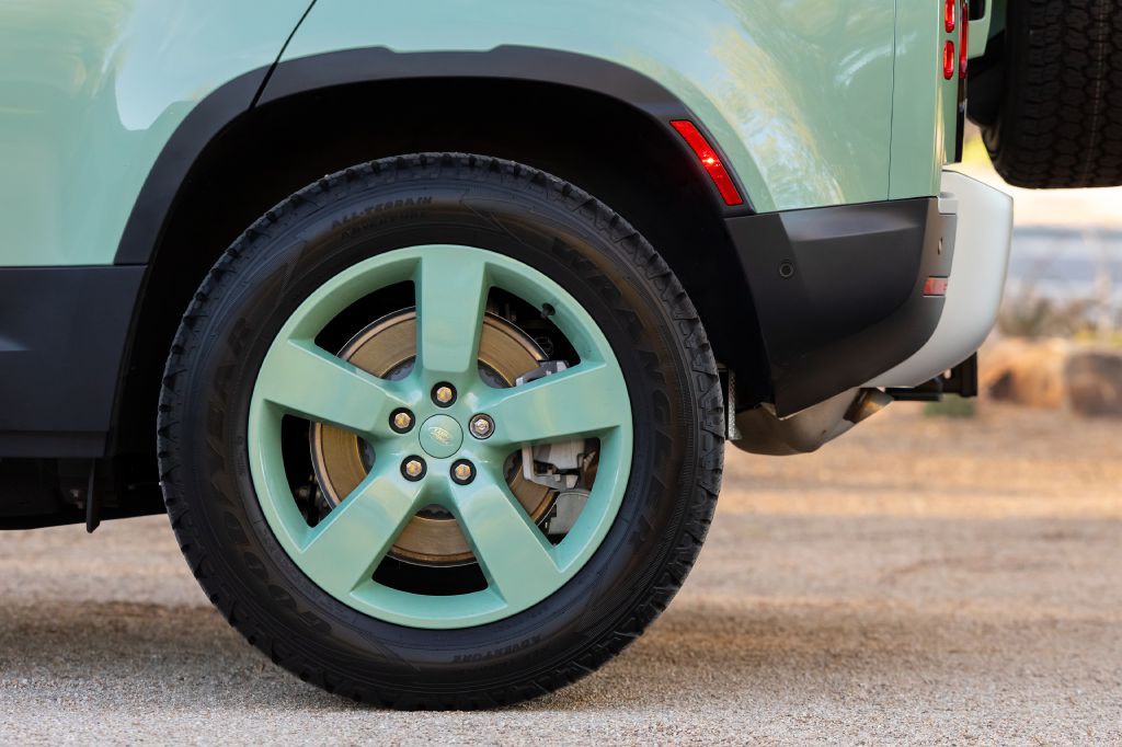 2023 Land Rover Defender Image 19