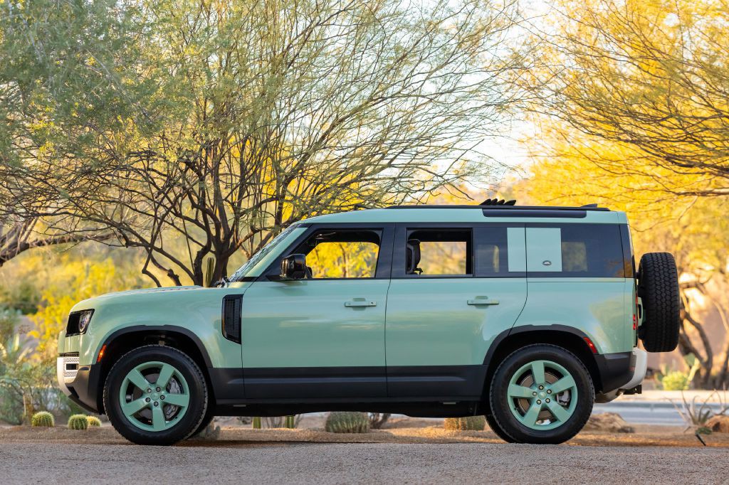 2023 Land Rover Defender Image 21