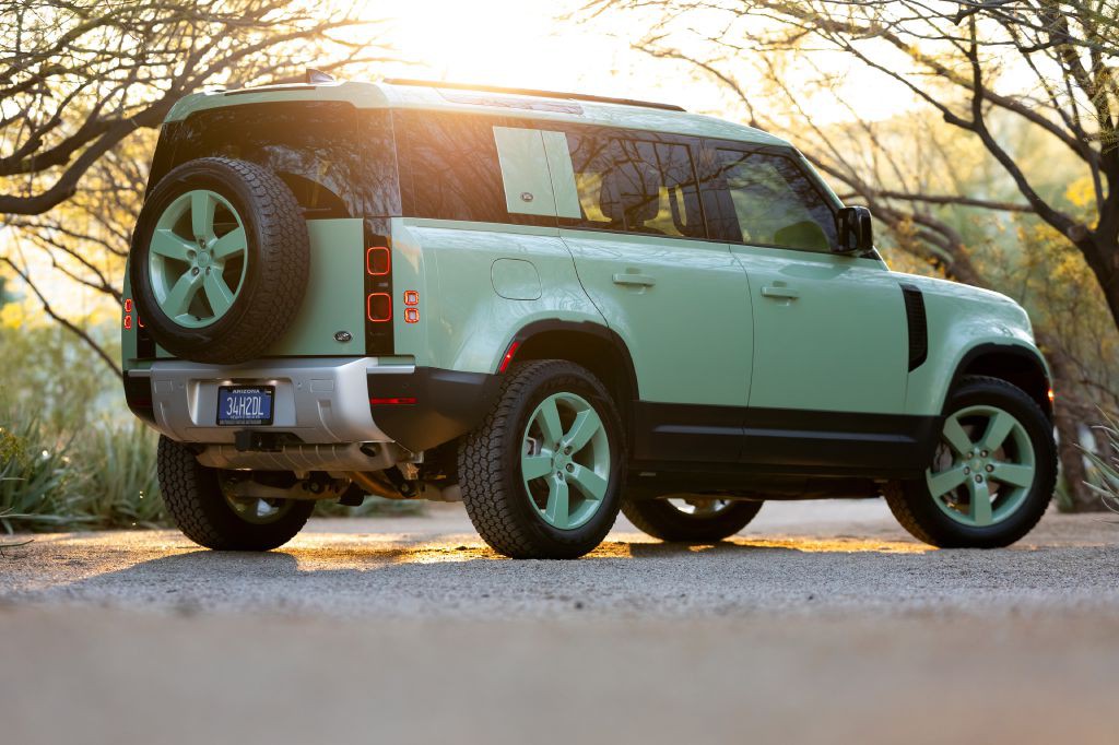 2023 Land Rover Defender Image 25