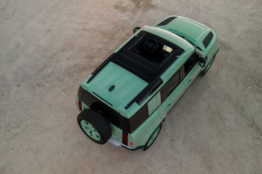 2023 Land Rover Defender Image 30