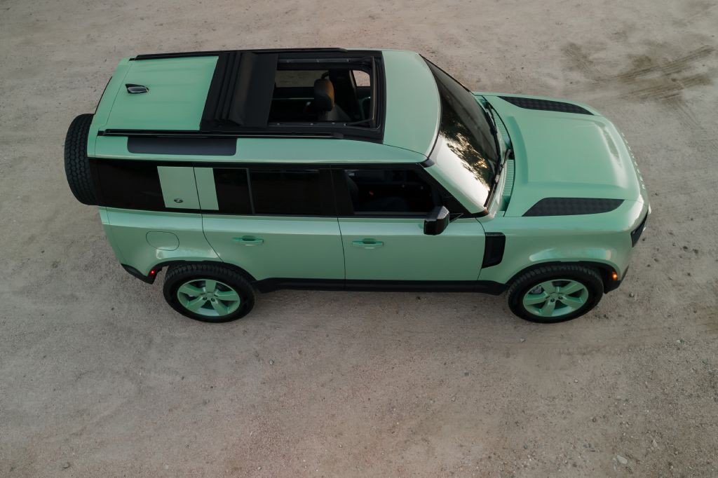 2023 Land Rover Defender Image 31