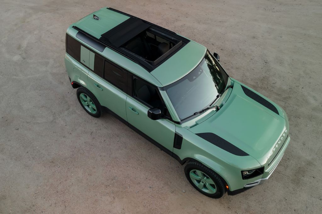 2023 Land Rover Defender Image 32