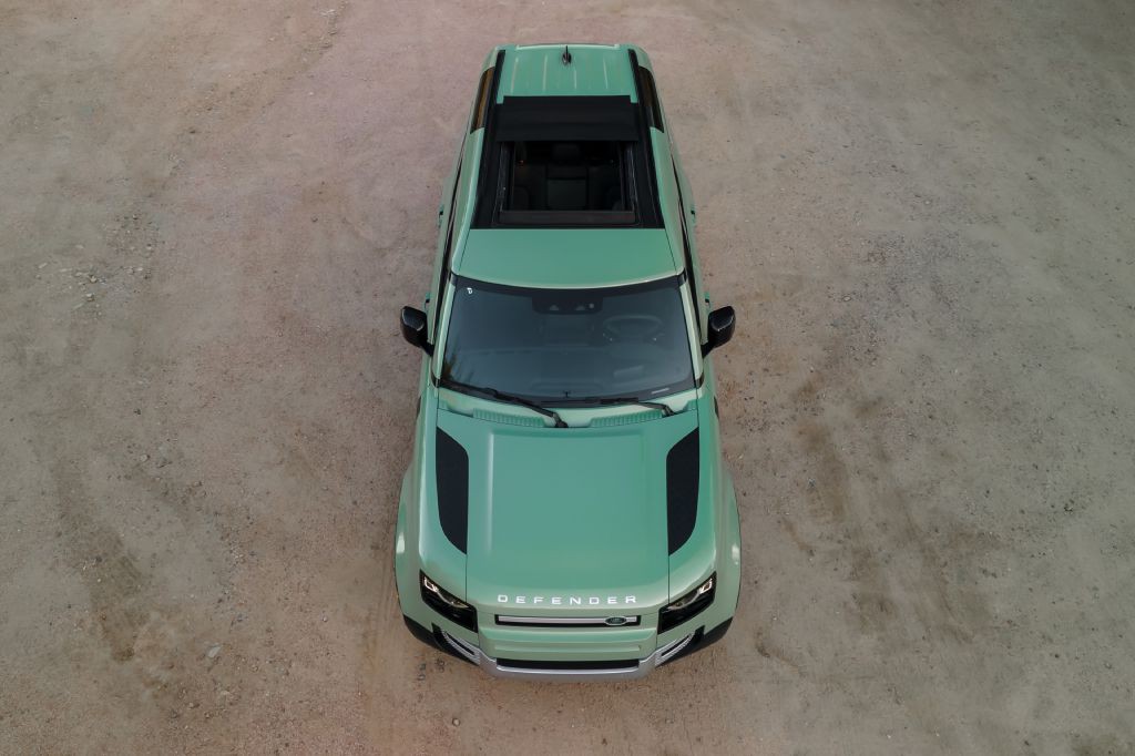 2023 Land Rover Defender Image 34