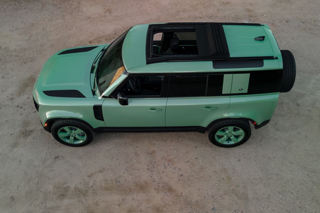 2023 Land Rover Defender Image 37