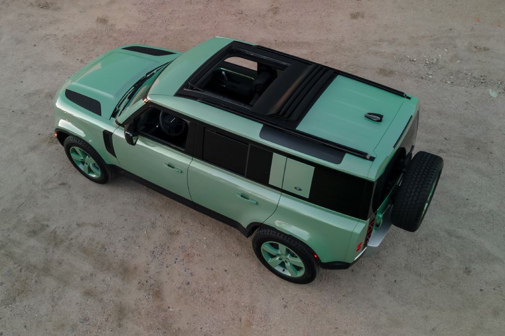 2023 Land Rover Defender Image 38