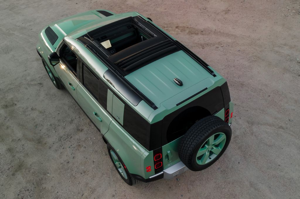 2023 Land Rover Defender Image 39