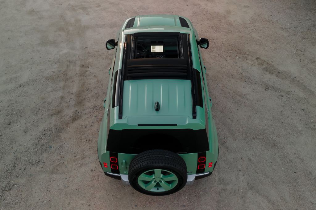 2023 Land Rover Defender Image 40