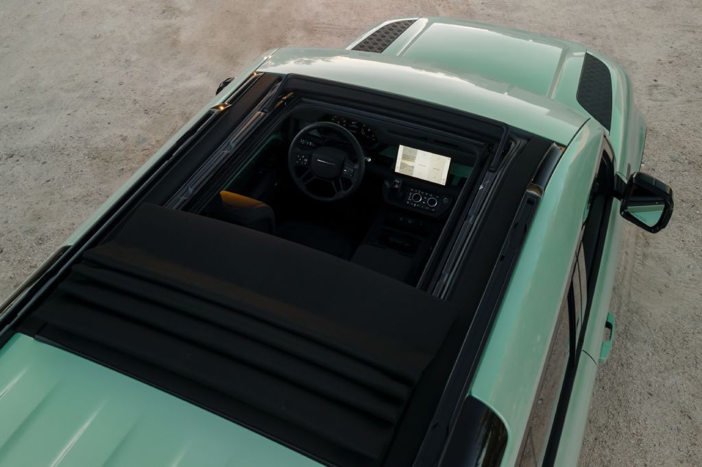 2023 Land Rover Defender Image 42