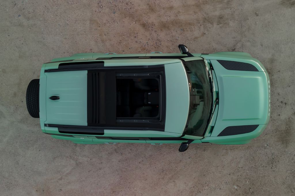 2023 Land Rover Defender Image 43