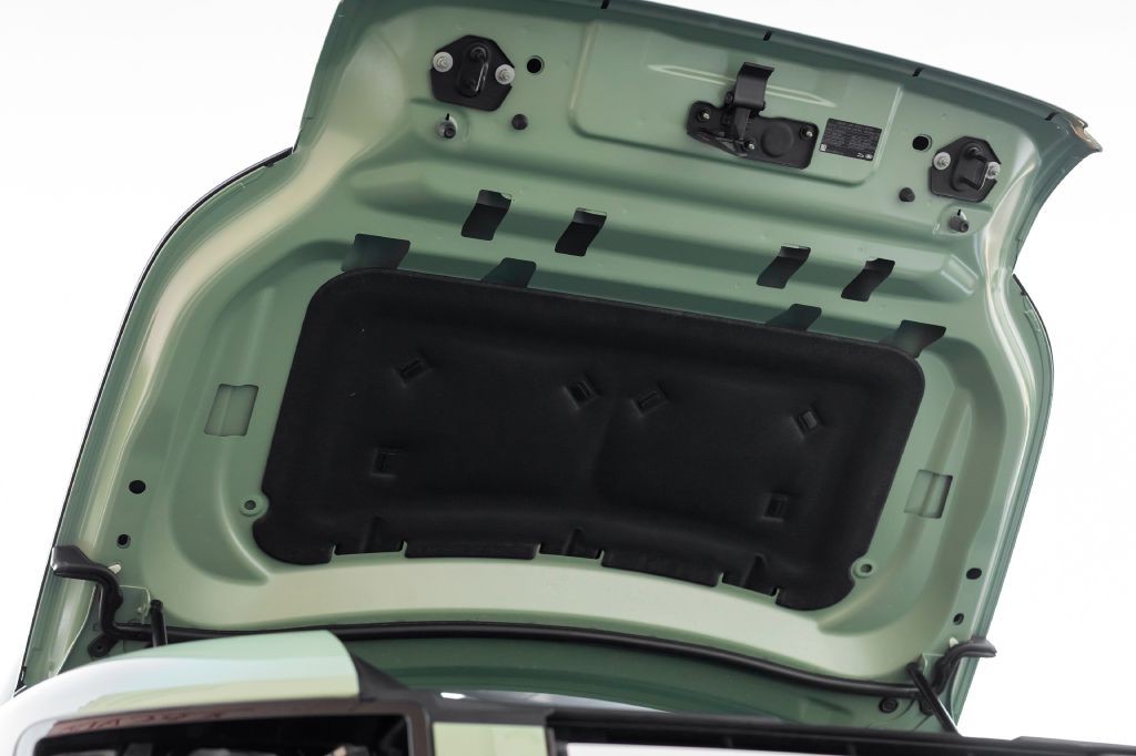 2023 Land Rover Defender Image 56