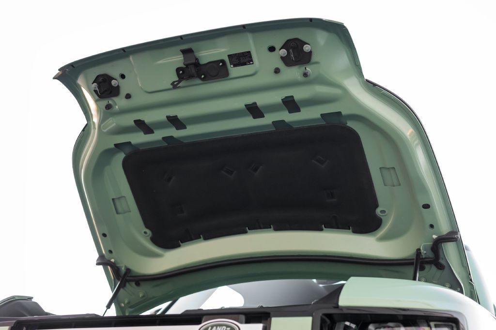 2023 Land Rover Defender Image 57