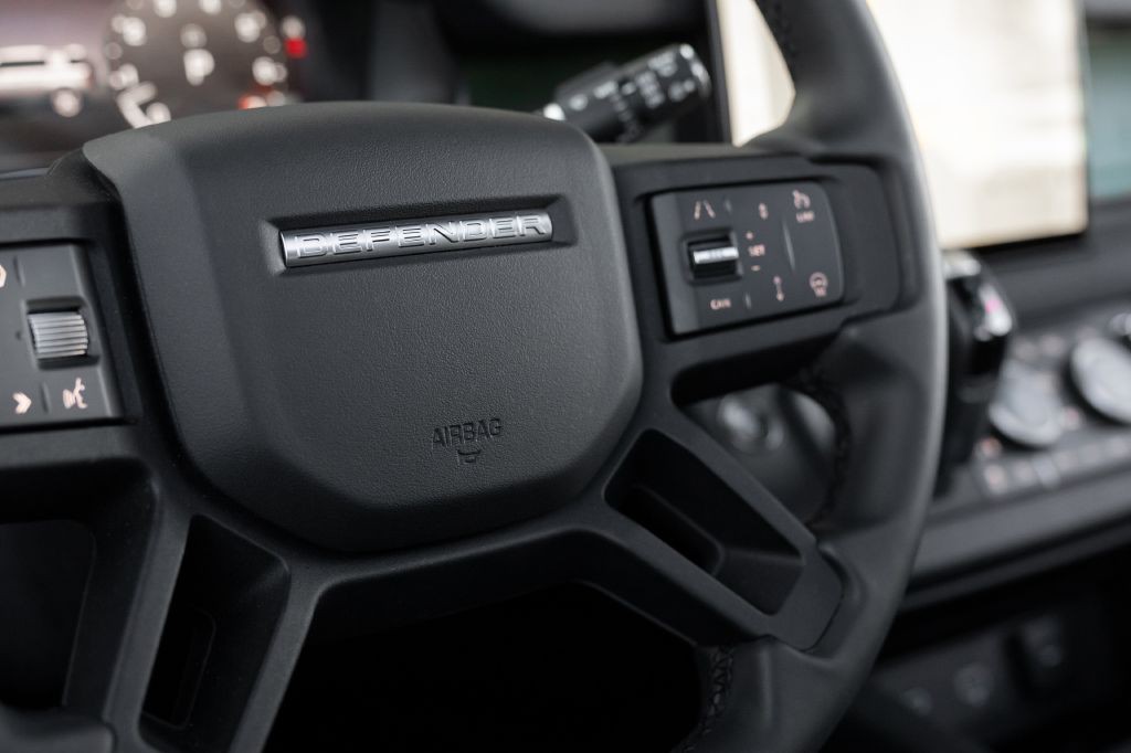 2023 Land Rover Defender Image 60