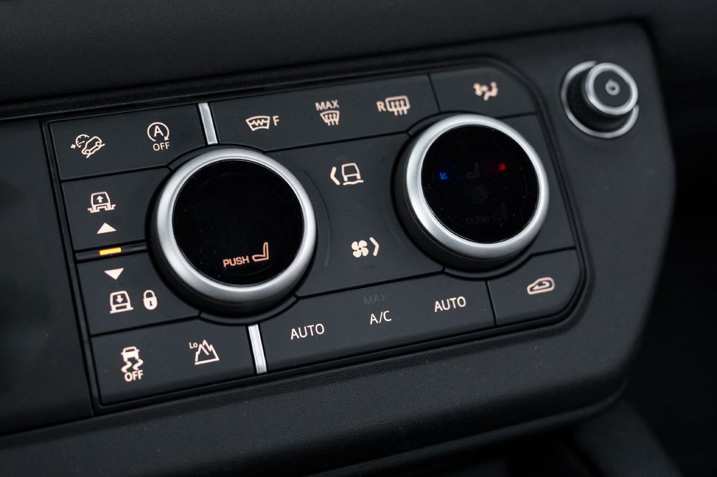 2023 Land Rover Defender Image 61