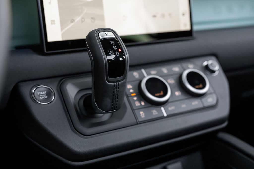 2023 Land Rover Defender Image 65