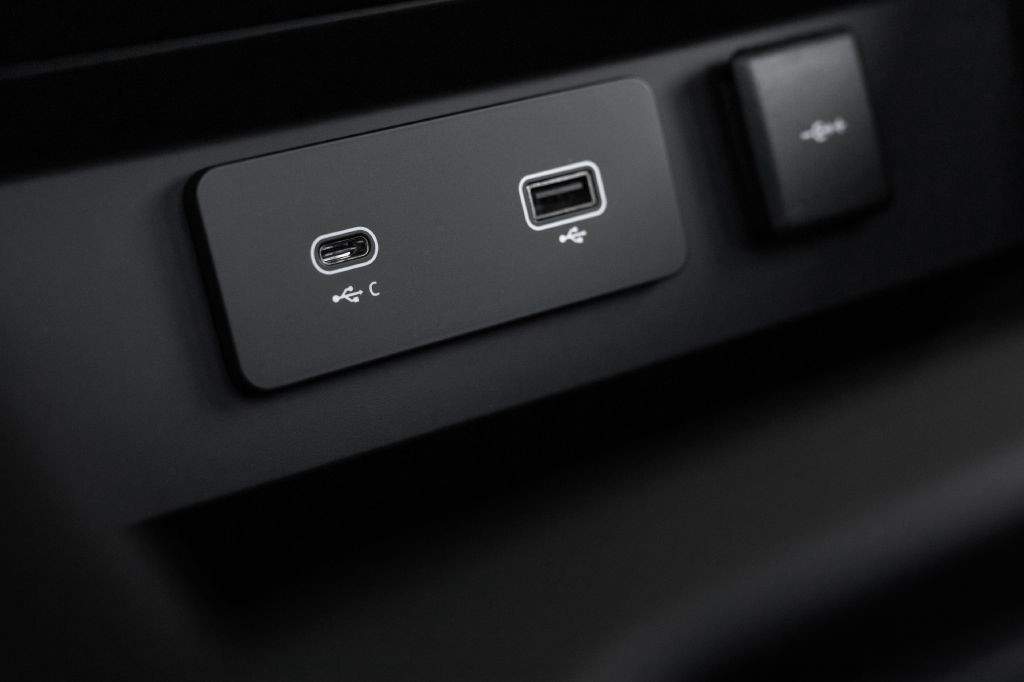 2023 Land Rover Defender Image 68