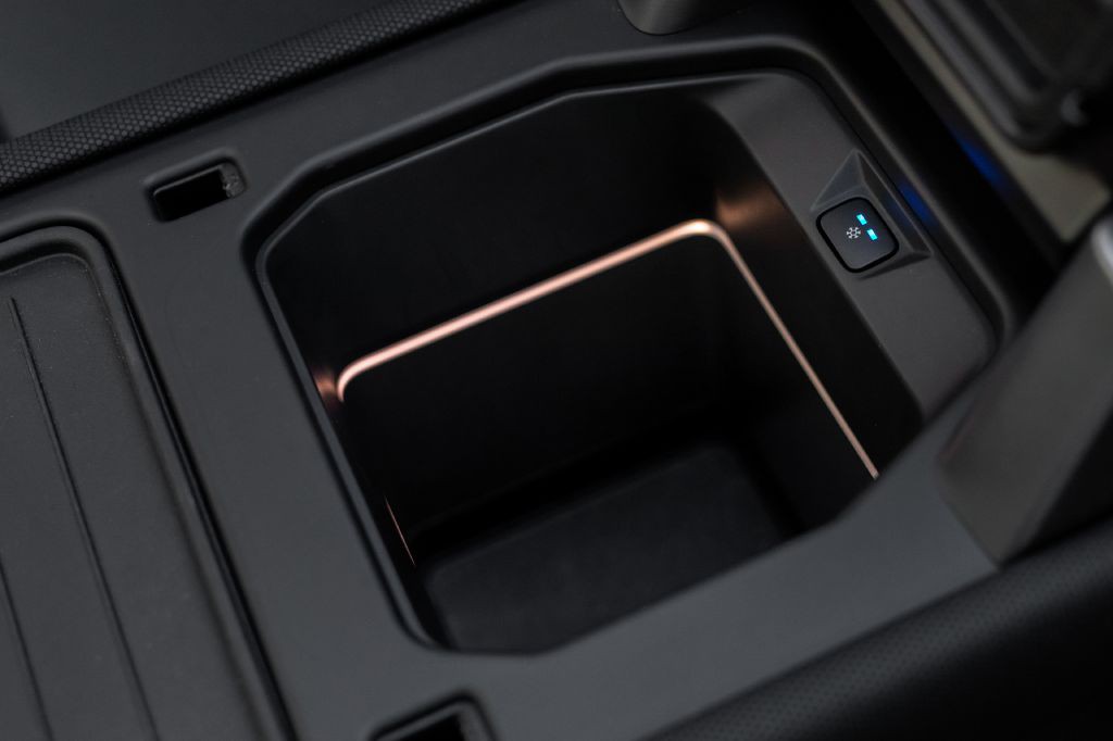 2023 Land Rover Defender Image 69