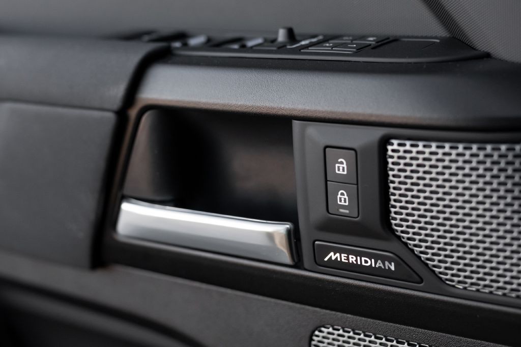 2023 Land Rover Defender Image 73