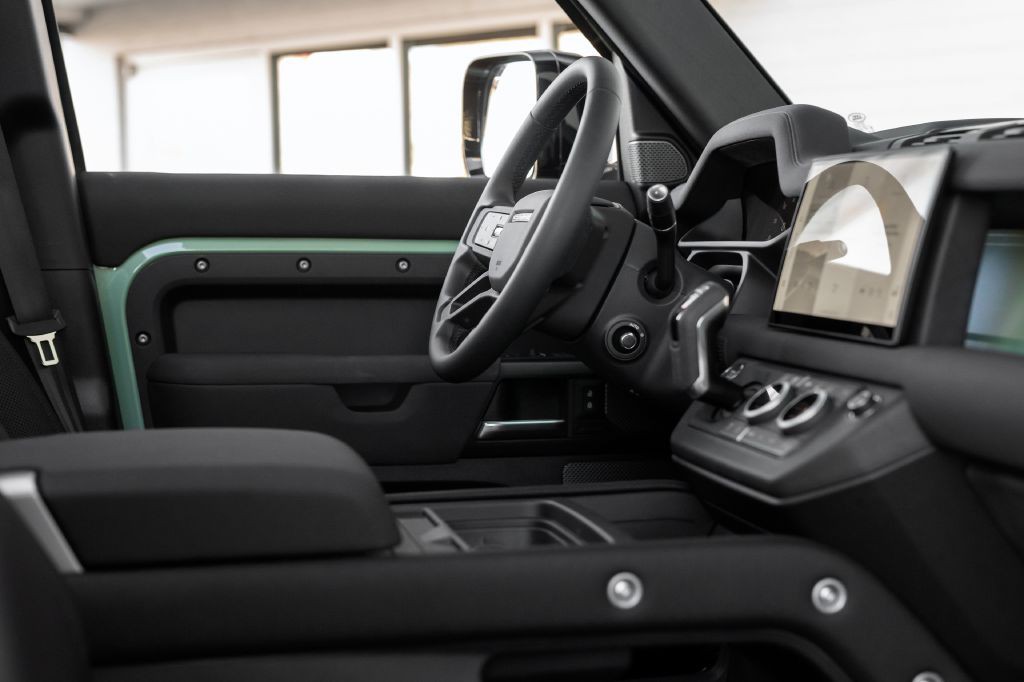 2023 Land Rover Defender Image 78