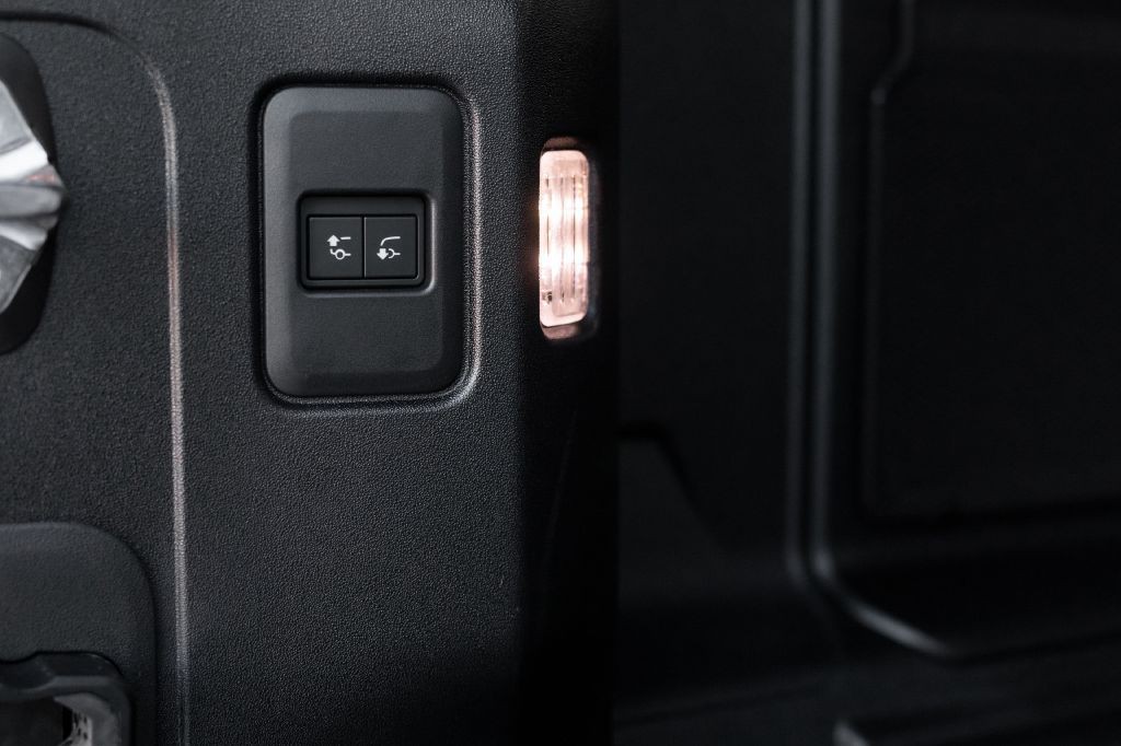 2023 Land Rover Defender Image 89