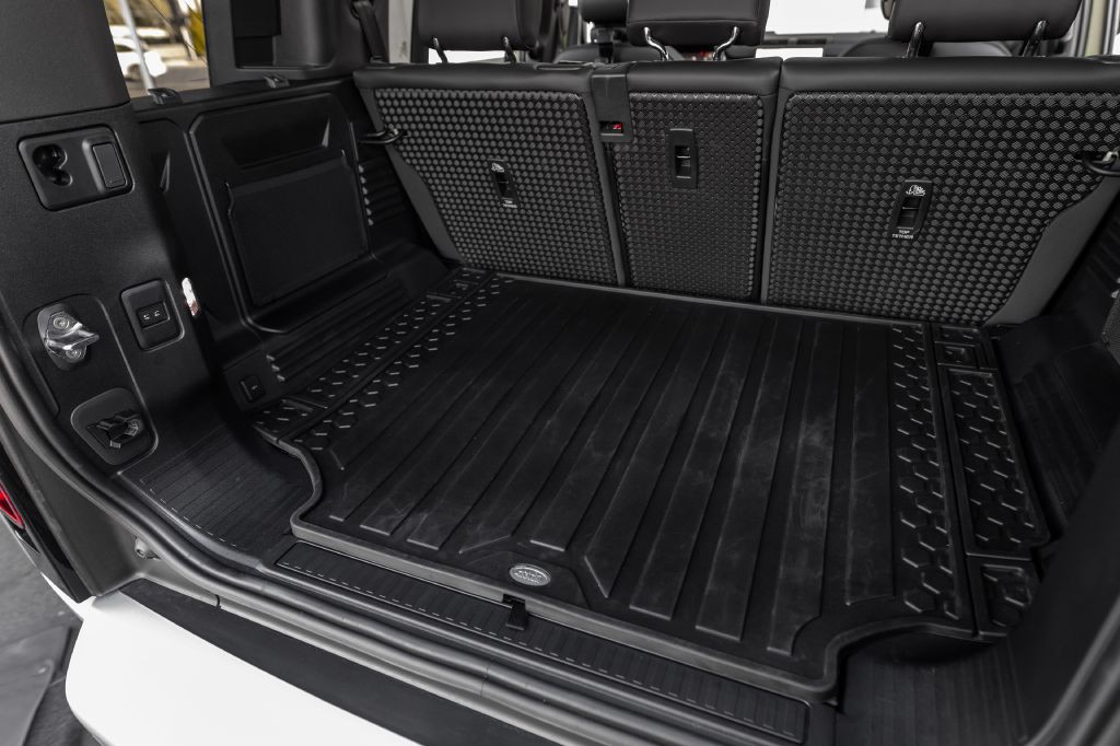 2023 Land Rover Defender Image 95
