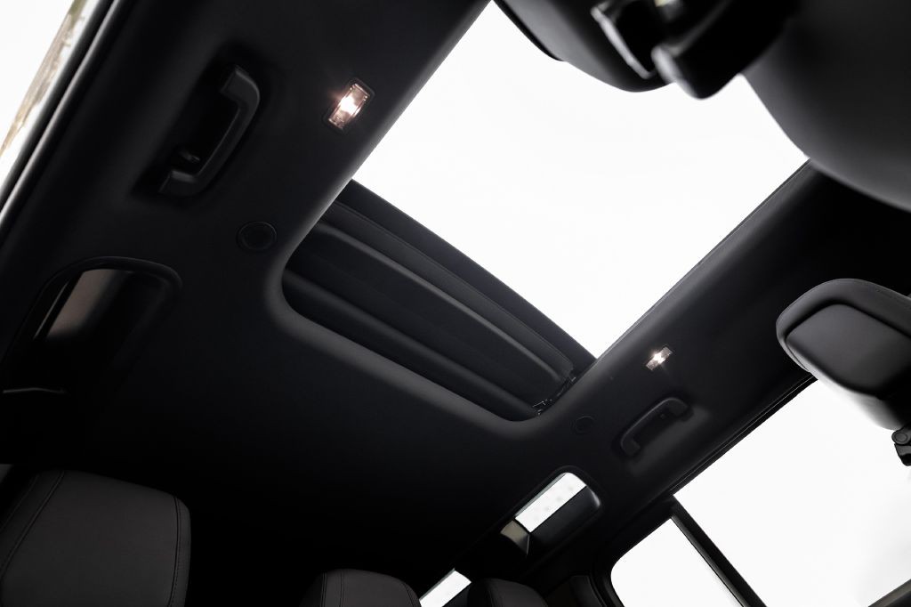 2023 Land Rover Defender Image 100