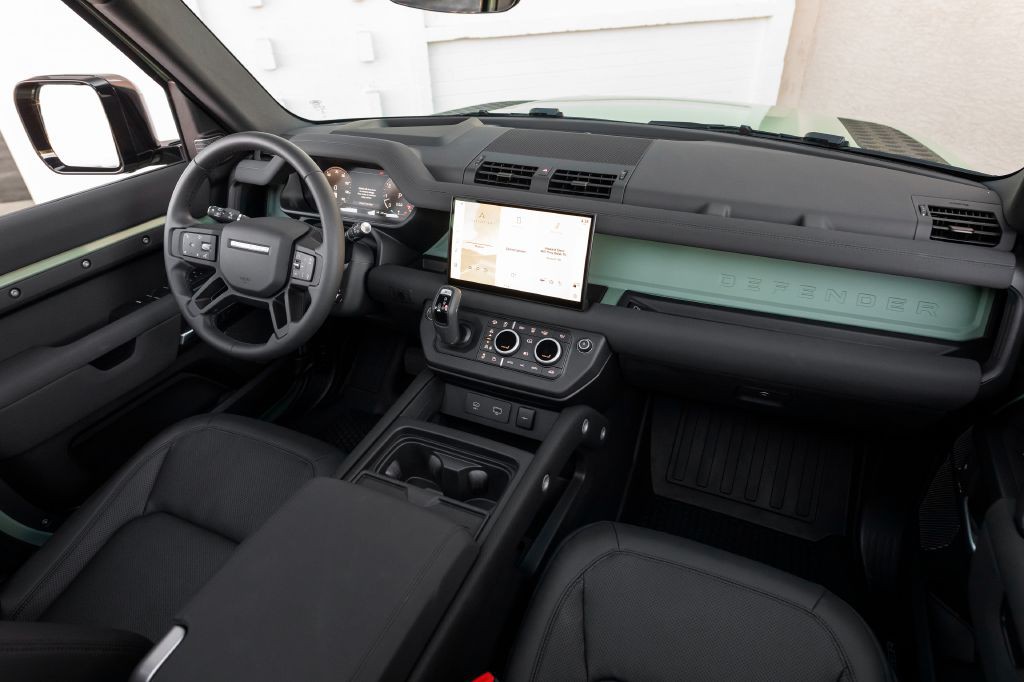 2023 Land Rover Defender Image 104