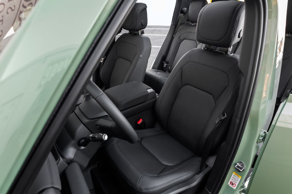 2023 Land Rover Defender Image 106