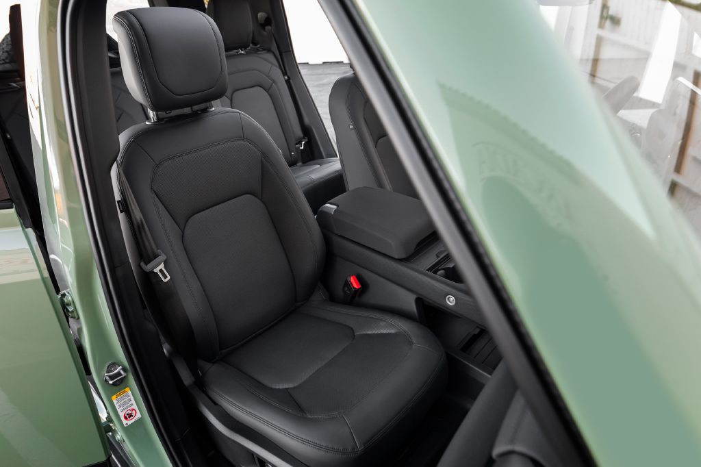 2023 Land Rover Defender Image 107