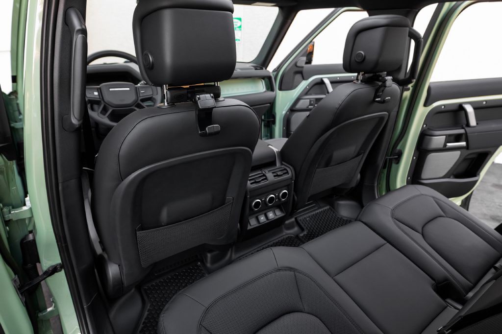 2023 Land Rover Defender Image 108