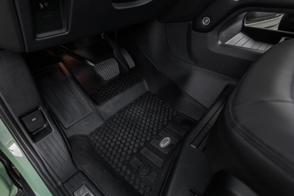 2023 Land Rover Defender Image 112