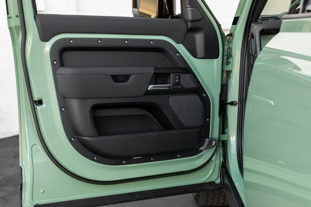 2023 Land Rover Defender Image 115
