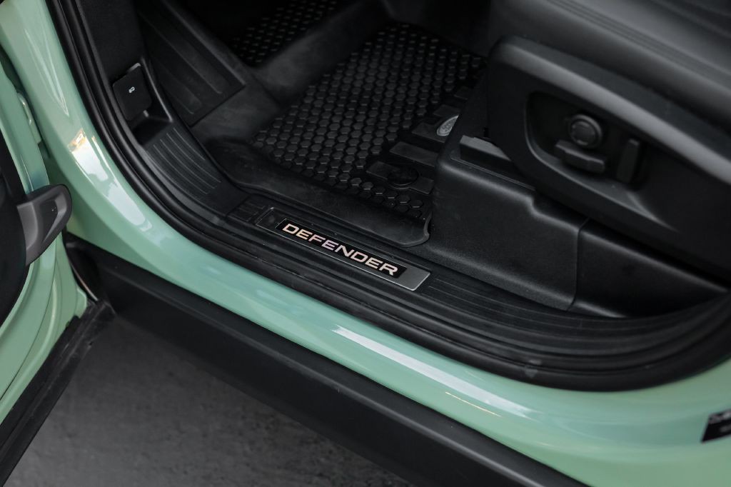 2023 Land Rover Defender Image 116