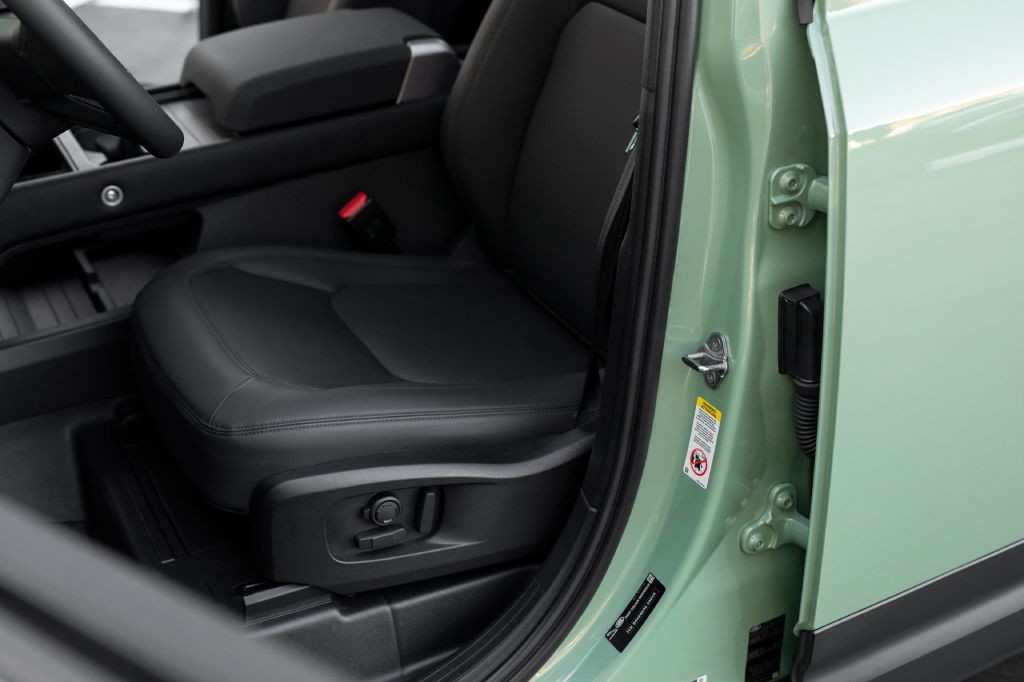2023 Land Rover Defender Image 118