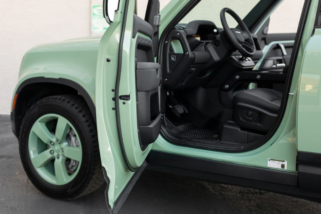 2023 Land Rover Defender Image 119