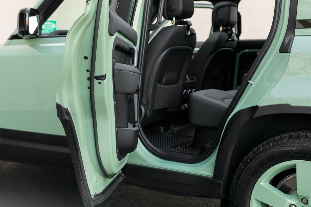 2023 Land Rover Defender Image 124