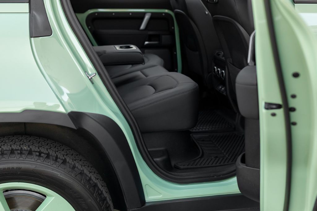 2023 Land Rover Defender Image 128