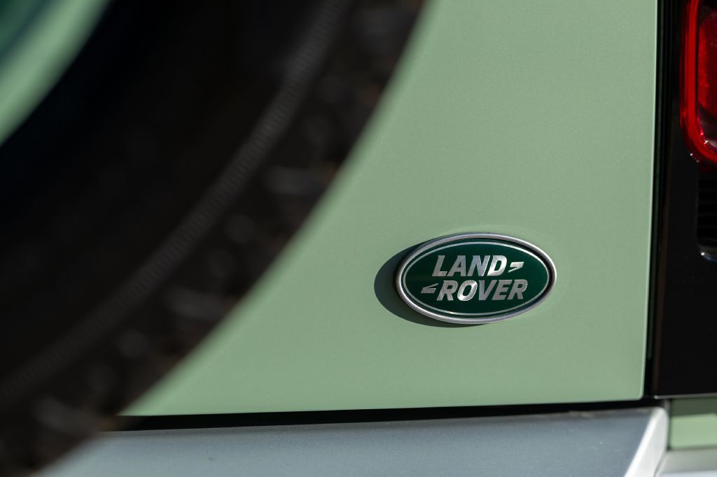2023 Land Rover Defender Image 141
