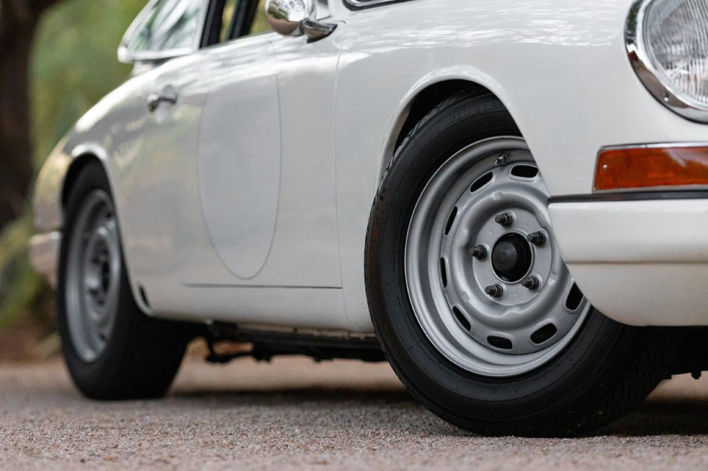 1965 Porsche 911 Image 4