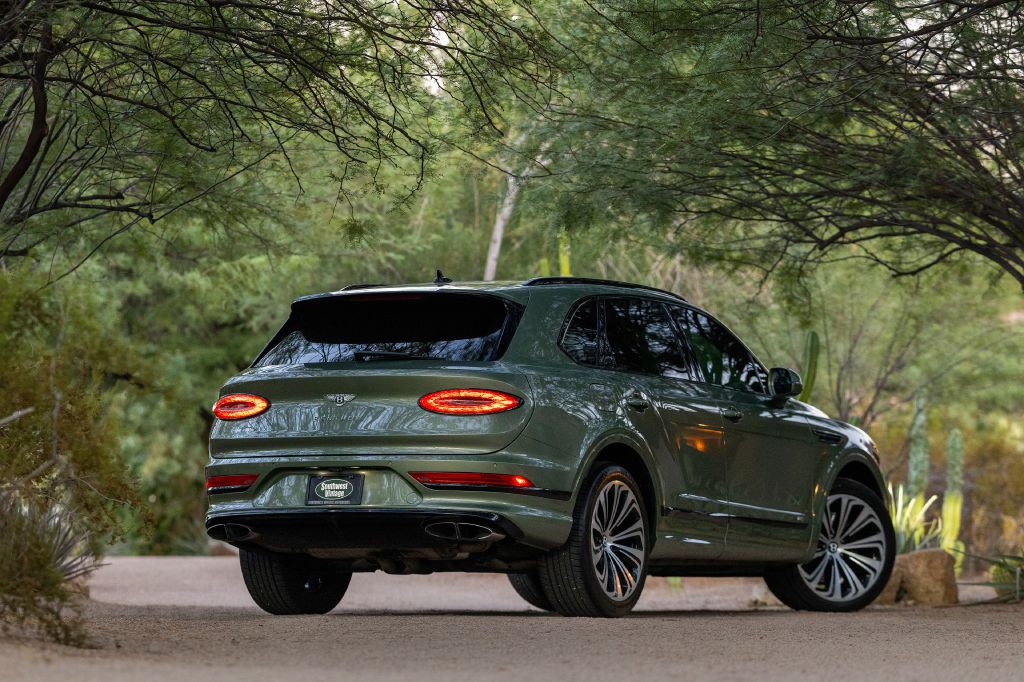 2021 Bentley Bentayga Image 8