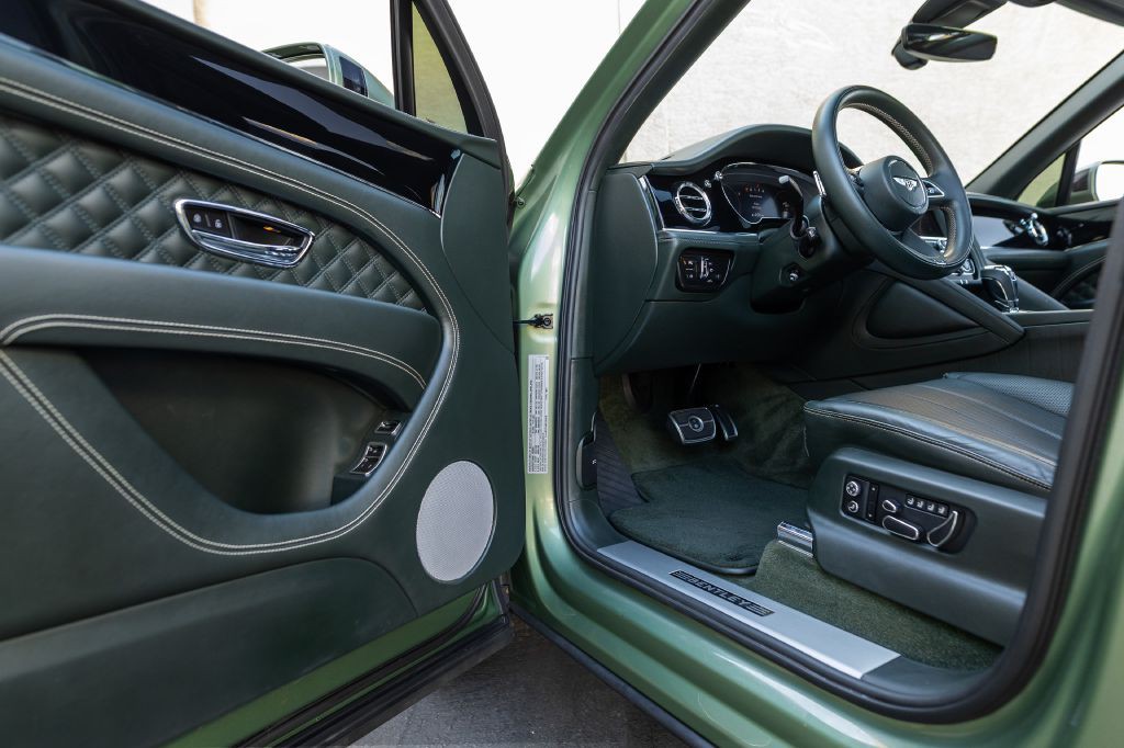 2021 Bentley Bentayga Image 15