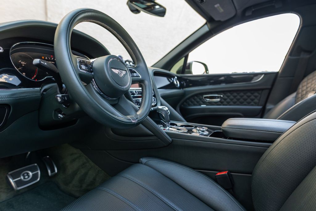 2021 Bentley Bentayga Image 16