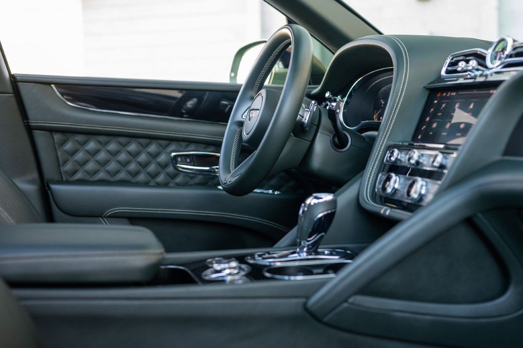 2021 Bentley Bentayga Image 103