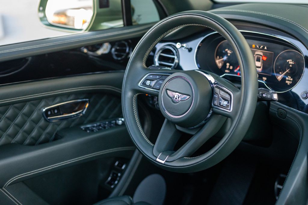 2021 Bentley Bentayga Image 104