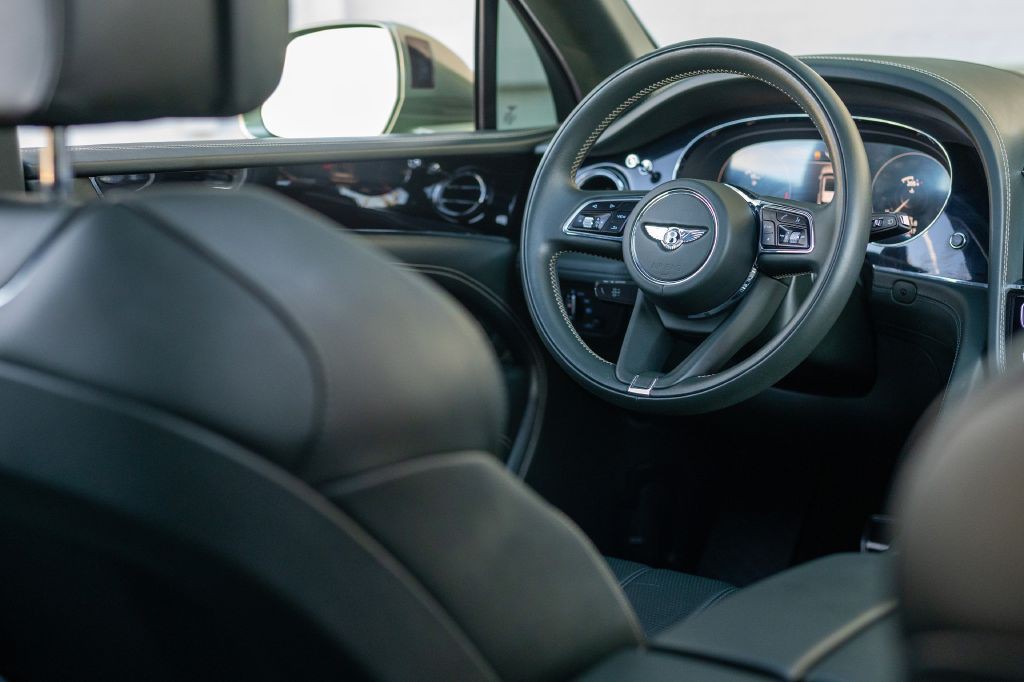 2021 Bentley Bentayga Image 105