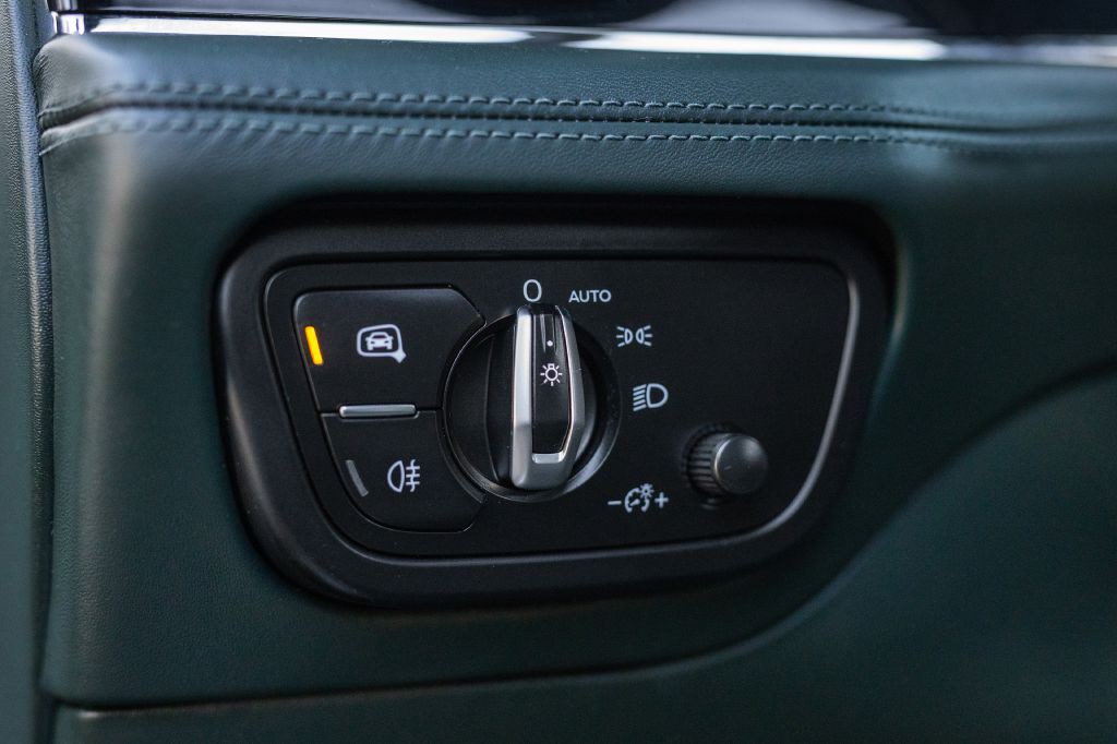 2021 Bentley Bentayga Image 110